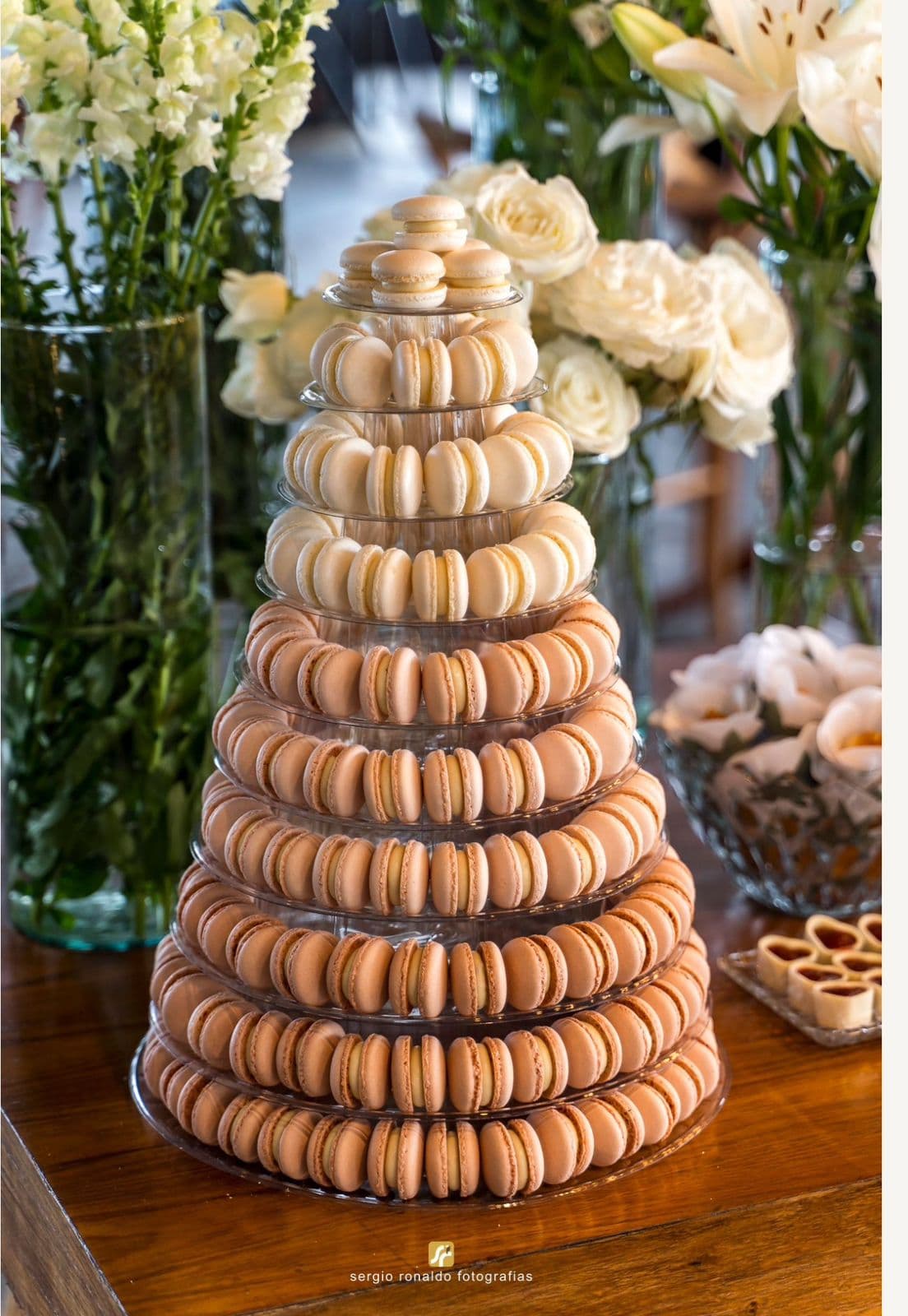 Torre de macarons em casamento na Casa Petra, Botafogo, Rio de Janeiro